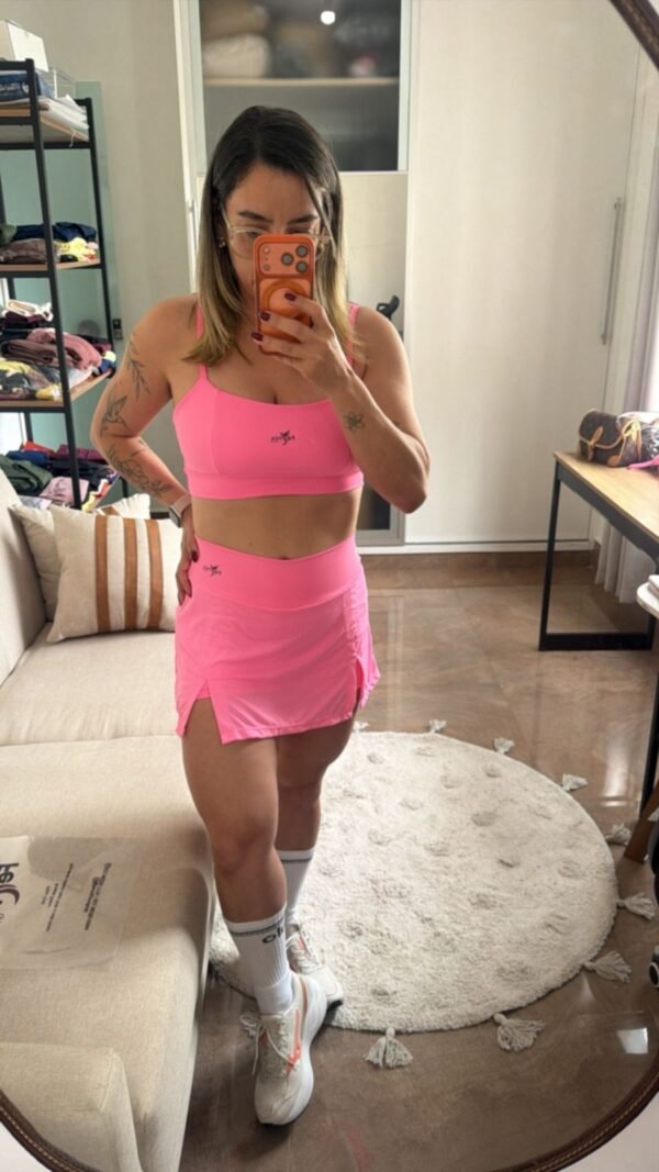Conjunto Glow Pink: Top Fitness + Saia-Short com Fendas - Imagem 4