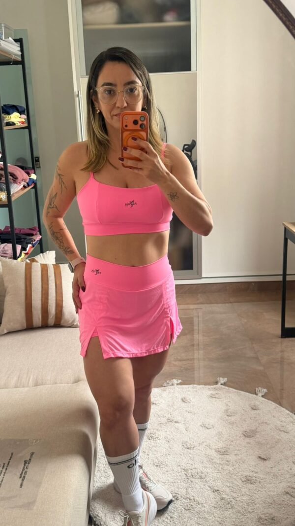 Conjunto Glow Pink: Top Fitness + Saia-Short com Fendas - Imagem 6
